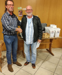 Vorsitzender Joachim Schmedding mit dem Gewinner Horst Peter
