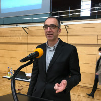 SPD-Fraktionssprecher Karlheinz Paulus hält in der Kreistagssitzung am 17. März in der Untermainhalle die Haushaltsrede.