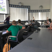 Wie die erwachsenen Kreisräte dürfen sich die Kinder im Sitzungssaal des Landratsamts fühlen. Landrat Jens Marco Scherf beantwortet ihre Fragen.