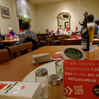 Aufmerksam verfolgen die Zuhörer den Vortrag von Energieberater Karlheinz Paulus (hinten, stehend).